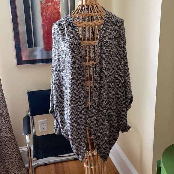 Mi a mi ⭐️sweater made in USA 🇺🇸 - Picture 1 of 4